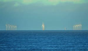 Die Nordsee entwickelt sich nämlich zu dem zentralen Stromkraftwerk Europas. Rund 1.500 Windräder drehen sich momentan allein für den bundesdeutschen Bedarf.