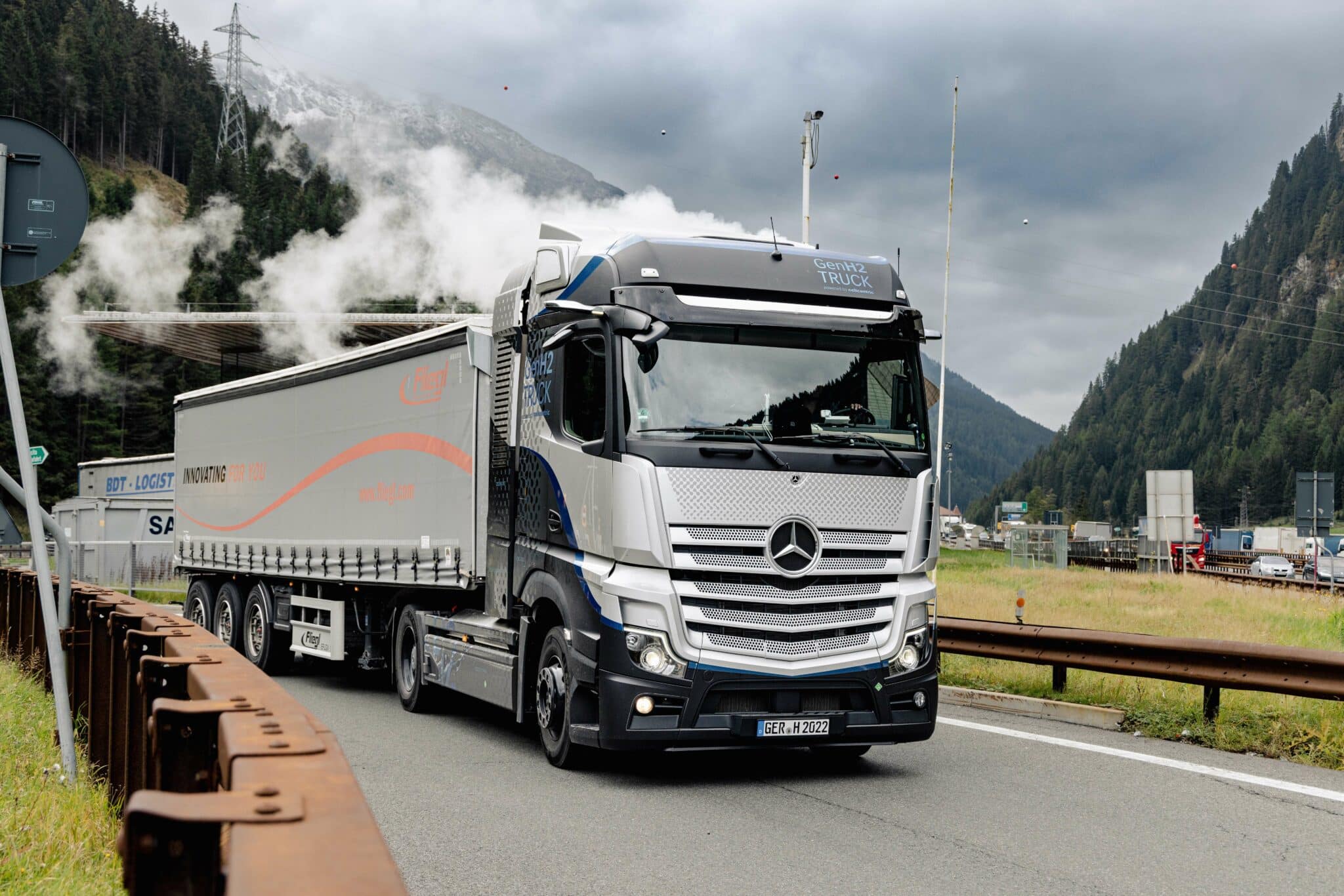 Brennstoffzellen-Lkw: Daimler Truck baut kundennahe Erprobungsflotte von  Mercedes-Benz GenH2 Trucks