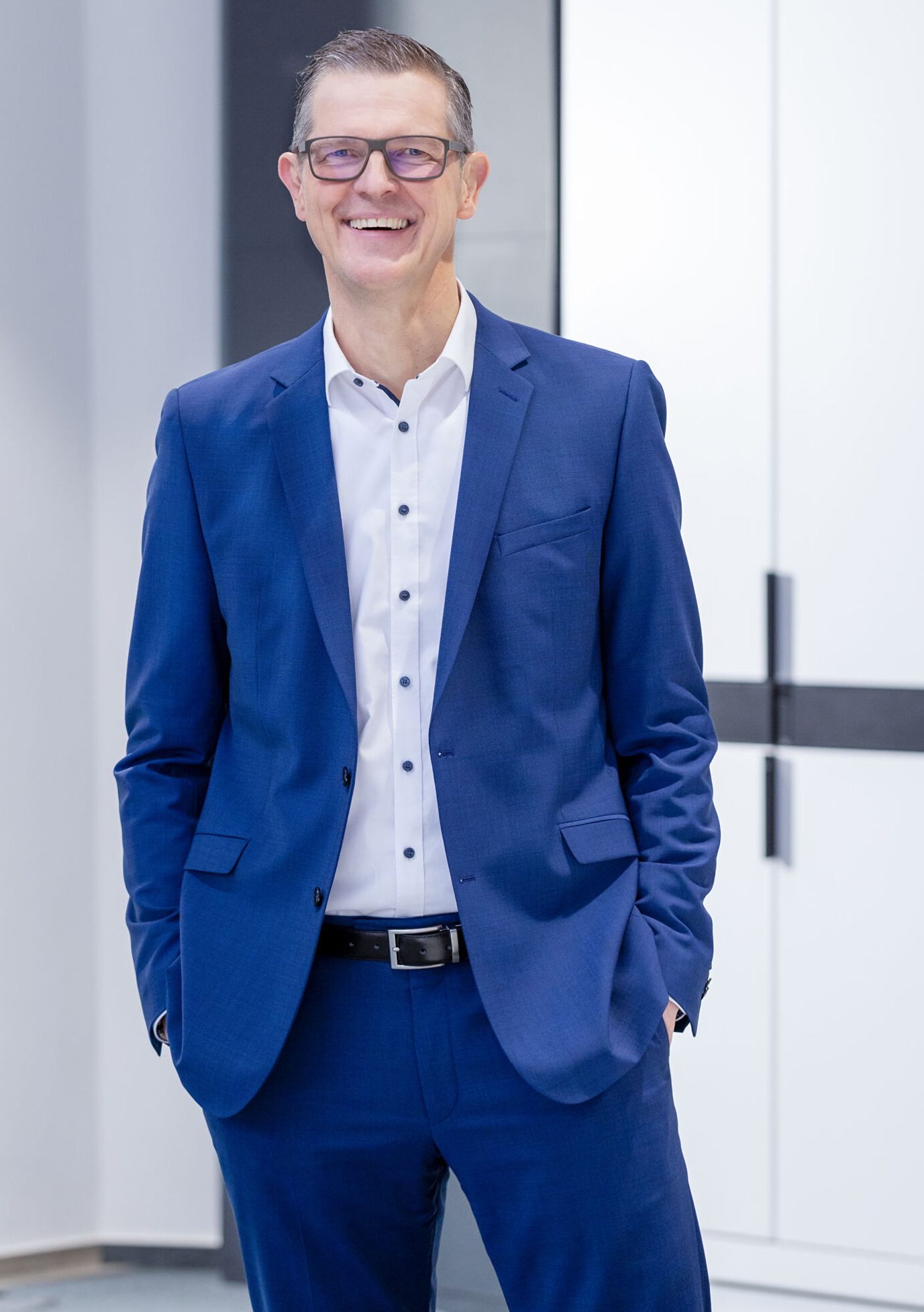 Alexander Reindler wurde 1969 geboren. Nach seinem Wirtschaftsstudium mit Schwerpunkt Marketing und Finance verbrachte er sein Berufsleben in der Konsumgüterindustrie bei der Beiersdorf AG. Er bringt mehr als 25 Jahre internationale Erfahrung in leitenden Positionen im Marketing, Vertrieb und Geschäftsführung mit. Dabei war er unter anderem in Deutschland, Russland, Lateinamerika und Afrika tätig und verantwortete zuletzt seit 2019 das globale Health Care Geschäft (Hansaplast, Elastoplast, Curitas) bei der Beiersdorf AG. Seit 1. Dezember 2023 ist er Vorstandsvorsitzender (CEO) der Leifheit AG und verantwortet die Bereiche Marketing, Vertrieb, Personal/Recht & IP sowie das Handelsmarkengeschäft von Birambeau und Herby.