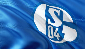 Schalke 04 meldet 5,5 Mio. € Gewinn, Schulden sinken. Neue Anleihe glättet die Passivseite, 2026 endet die Arena-Abschreibung – Stabilisierungskurs greift.