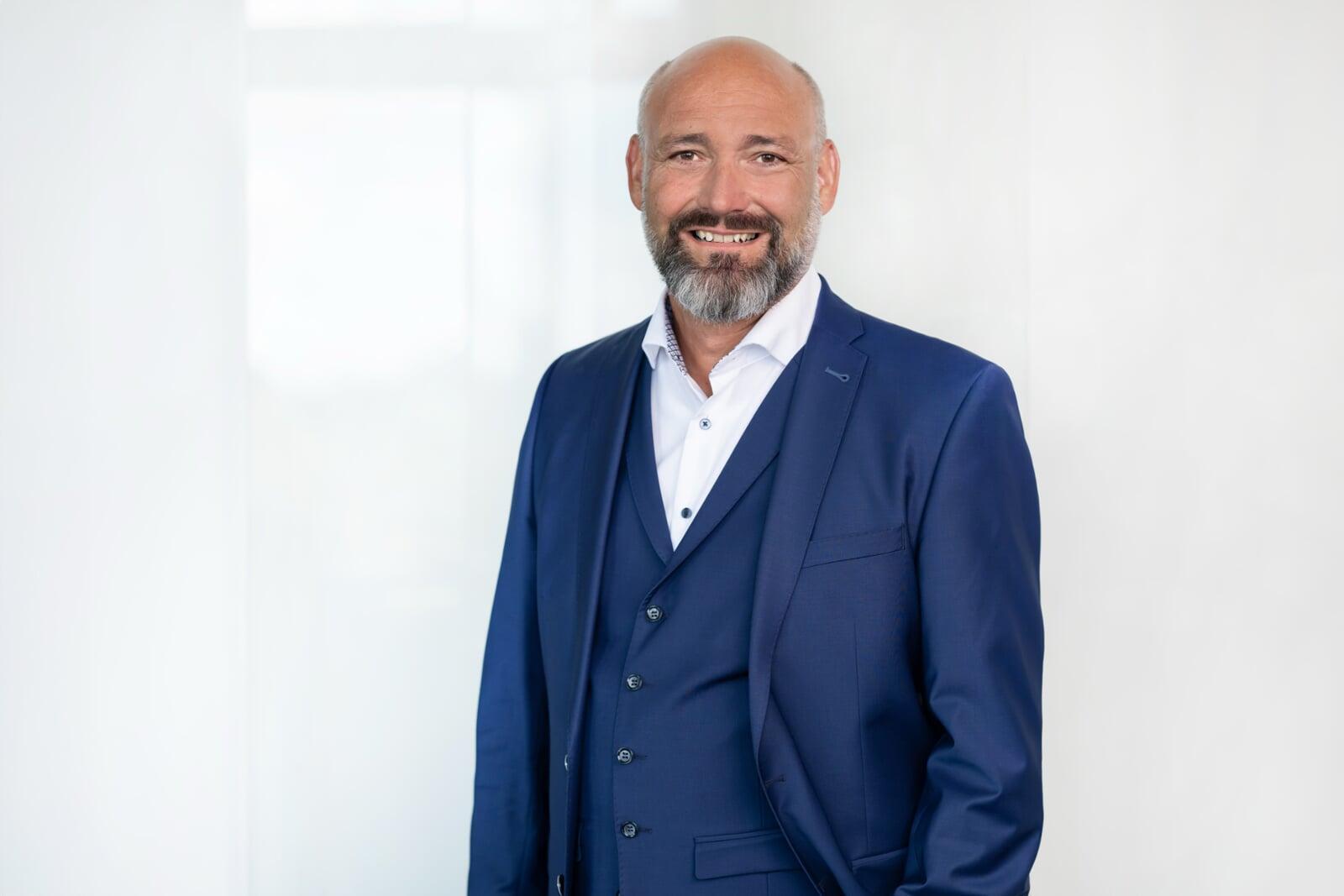 Dirk Hotopp verfügt über mehr als 20 Jahre Erfahrung im Bankwesen, im Vertrieb und im genossenschaftlichen Finanzdienstleistungssektor. Vor seiner Tätigkeit bei der HausVorteil AG war er bei der Deutsche Leibrenten Grundbesitz AG für einen Umsatz von über 400 Millionen Euro im Bereich Gesamtkauf verantwortlich. Außerdem war er Vorstandsmitglied des Postbank-Förderfonds und leitete zuvor den Bereich Restkreditversicherung bei Talanx, wo er für die Marken Postbank und DSL Bank zuständig war. Sein umfassender Führungshintergrund verbindet fundierte Vertriebserfahrung mit strategischer Marktentwicklung. Übersetzt mit DeepL.com (kostenlose Version)