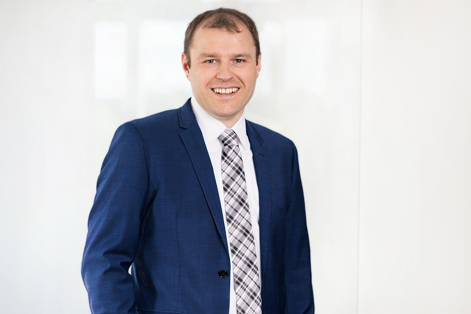Mit mehr als 20 Jahren Erfahrung in den Bereichen Recht, Finanzen und Kapitalmärkte bringt Sören Ploschke fundierte Fachkenntnisse in den Bereichen Corporate Governance und Finanzmanagement mit. Vor seinem Eintritt bei der HausVorteil AG hatte er leitende Positionen inne, darunter die des Finanzleiters bei der börsennotierten tick Trading Software AG, wo er für die Finanzstrategie, die Einhaltung gesetzlicher Vorschriften und die Kapitalmarktkommunikation verantwortlich war.
